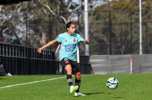 Carolina Arias, lateral derecha de la Selección Colombia Femenina en un juego amistoso contra su similar de China previo al Mundial de Australia y Nueva Zelanda 2023.