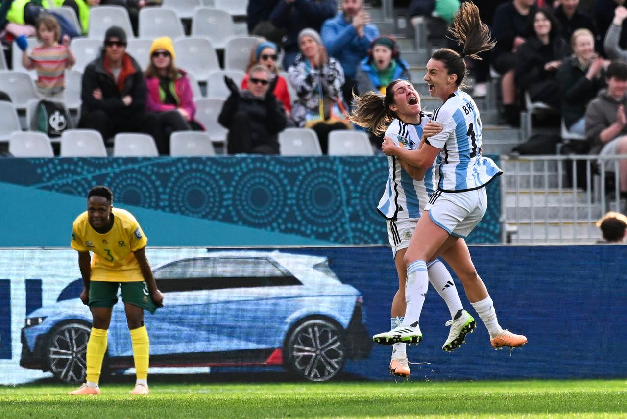 Sophia Braun de Argentina, a la derecha, celebra con una compañera de equipo después de anotar el primer gol de su equipo durante el partido de fútbol del Grupo G de la Copa Mundial Femenina entre Argentina y Sudáfrica en Dunedin, Nueva Zelanda, el viernes 28 de julio de 2023. (Foto AP/Andrew Cornaga)