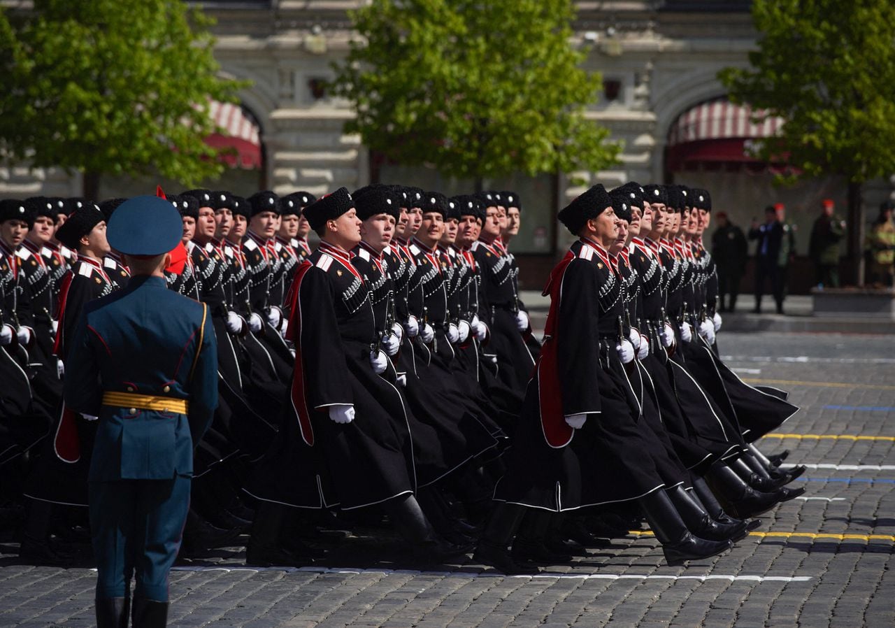 Soldados rusos marchan en la Plaza Roja durante el desfile militar del Día de la Victoria en el centro de Moscú el 9 de mayo de 2023. Foto: AFP