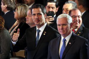 El mandatario interino de Venezuela, Juan Guaidó (i), saluda junto al vicepresidente de EE.UU., Mike Pence, durante el inicio de una reunión como parte de la cumbre del Grupo de Lima.