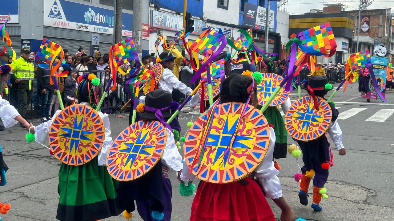 Trajes como este, resaltaron en medio del desfile del 'Carnavalito'.