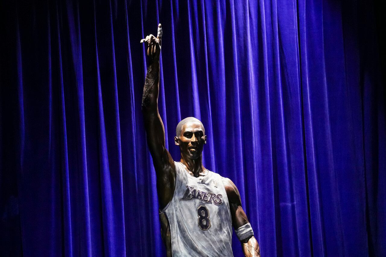 Una estatua del ex guardia de Los Ángeles Lakers, Kobe Bryant, se ve después de su inauguración fuera del estadio del equipo de baloncesto de la NBA, el jueves 8 de febrero de 2024, en Los Ángeles. (Foto AP/Eric Thayer)