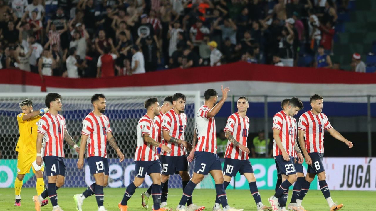 Omar Alderete de Paraguay y sus compañeros de equipo abandonan el campo en el descanso del partido de clasificación para la Copa Mundial de la FIFA 2026 entre Paraguay y Bolivia en el Estadio Defensores del Chaco el 17 de octubre de 2023 en Asunción, Paraguay.