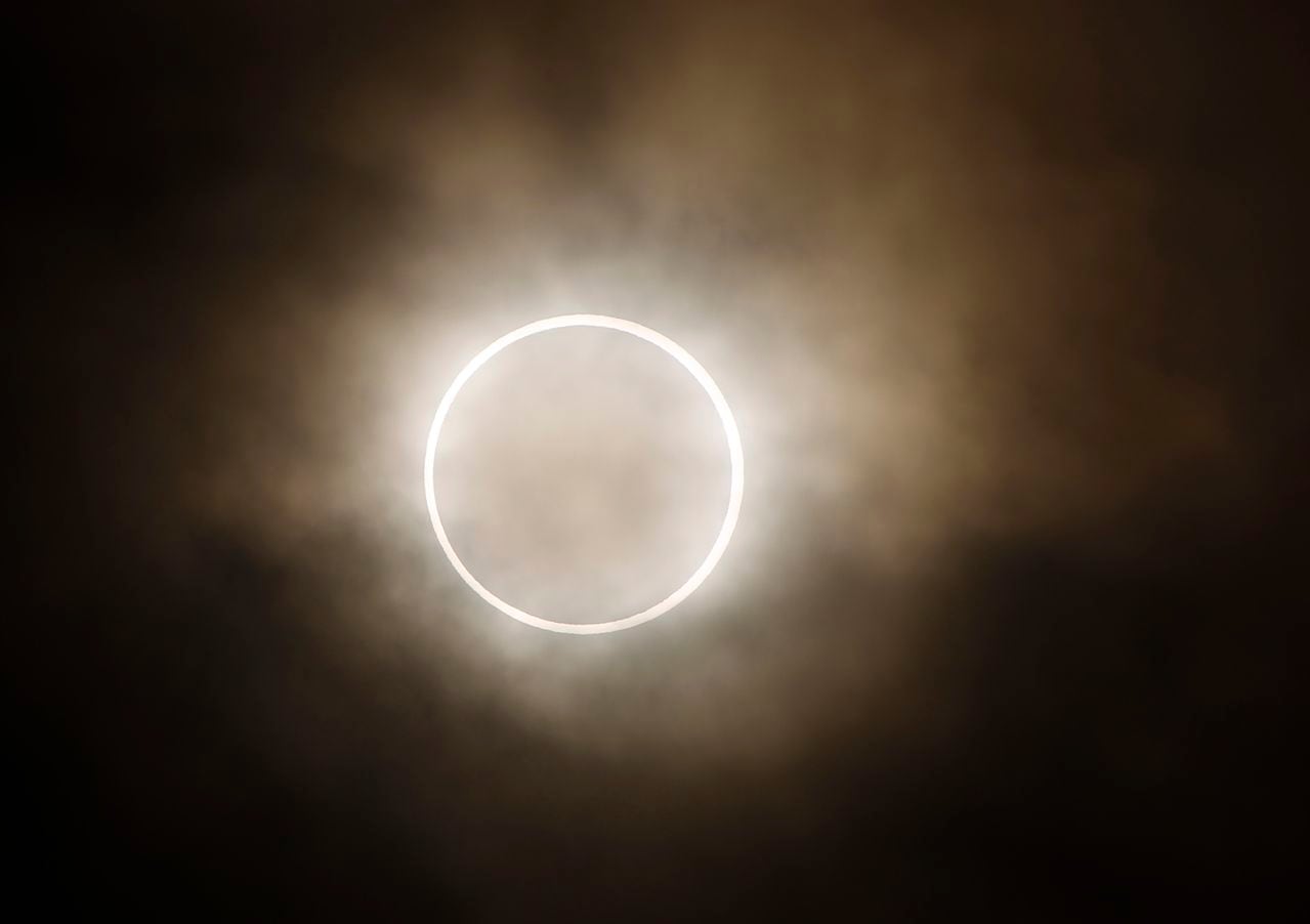 ARCHIVO - Un eclipse anular solar es visto desde un parque en Yokohama, Japón, cerca de Tokio, el lunes 21 de mayo de 2012. (AP Foto/Shuji Kajiyama, Archivo)