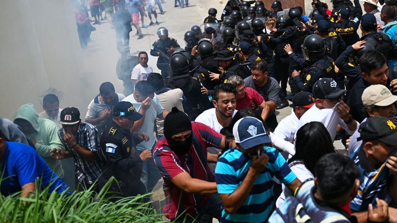 Residentes de dos municipios guatemaltecos se enfrentaron a policías que lanzaron gases lacrimógenos para disolver protestas por supuestas anomalías en las elecciones generales del domingo, dijeron las autoridades.