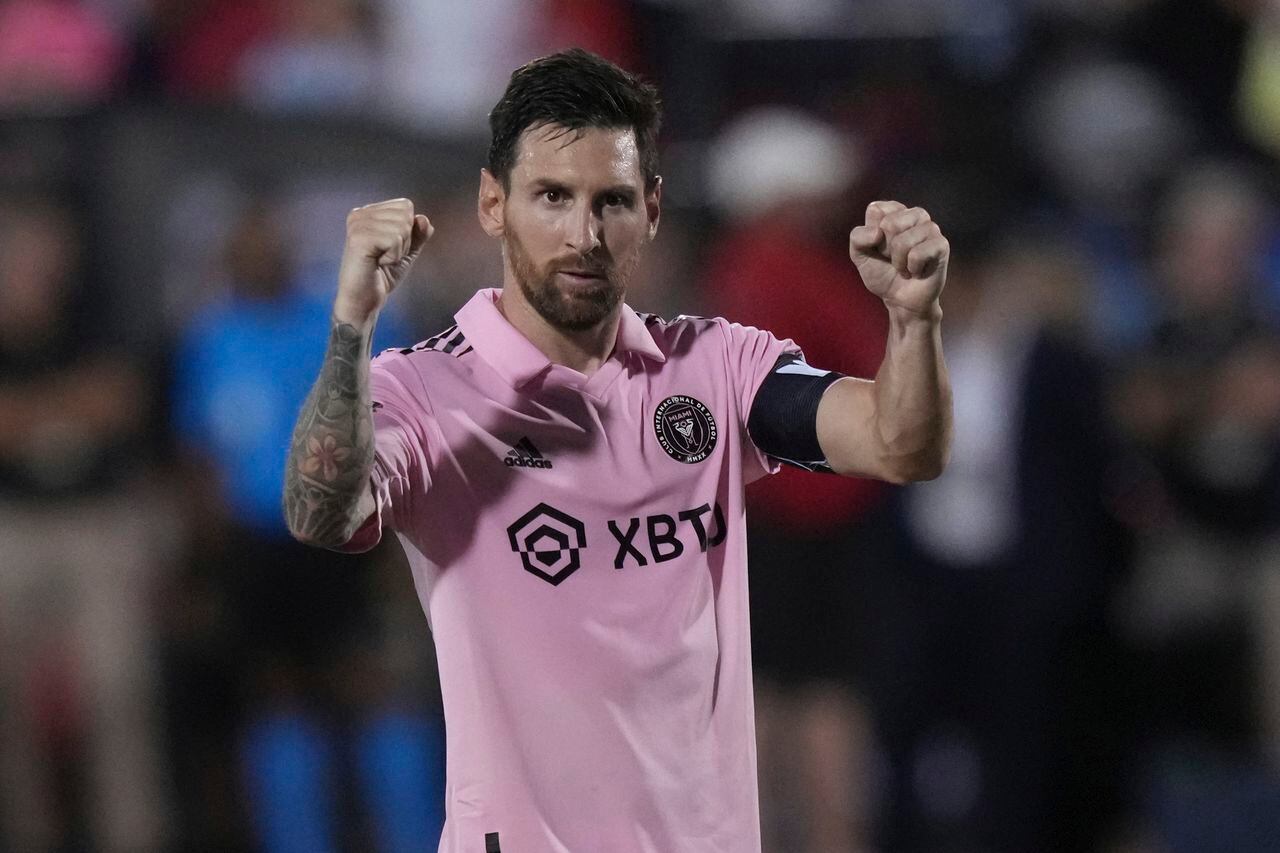 Lionel Messi del Inter Miami celebra tras convertir su remate en la tanda de penales ante FC Dallas en la Leagues Cup.