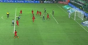 Momento exacto de la jugada en la que se ve a Adrián Ramos del América habilitando a Luis Sandoval del Deportivo Cali, quien anota gol pero fue invalidado por fuera de lugar.
