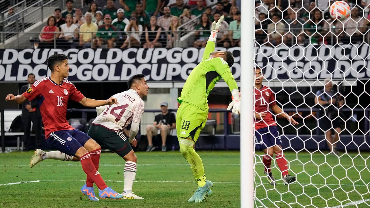 El delantero de México Érick Sánchez (14) golpea el balón y supera al arquero de Costa Rica Kevin Chamorro (18) para anotar un gol durante la segunda mitad de los cuartos de final de fútbol de la Copa Oro de CONCACAF, el sábado 8 de julio de 2023, en Arlington, Texas. (Foto AP/Sam Hodde)
