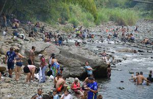 Caleños en el Río Pance, este lunes festivo, 3 de julio.