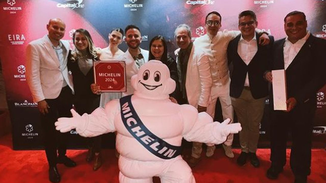 Juan Manuel Barrientos (cuarto de izquierda a derecha) celebra el galardon de Estrella Michelin por su restaurante el Cielo de Miami.