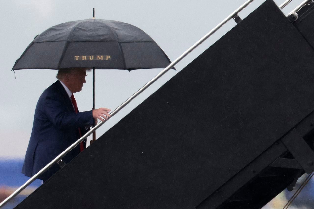 El expresidente de los Estados Unidos, Donald Trump, sube a bordo de su avión en el Aeropuerto Nacional Reagan luego de una lectura de cargos en el tribunal federal de Washington.
