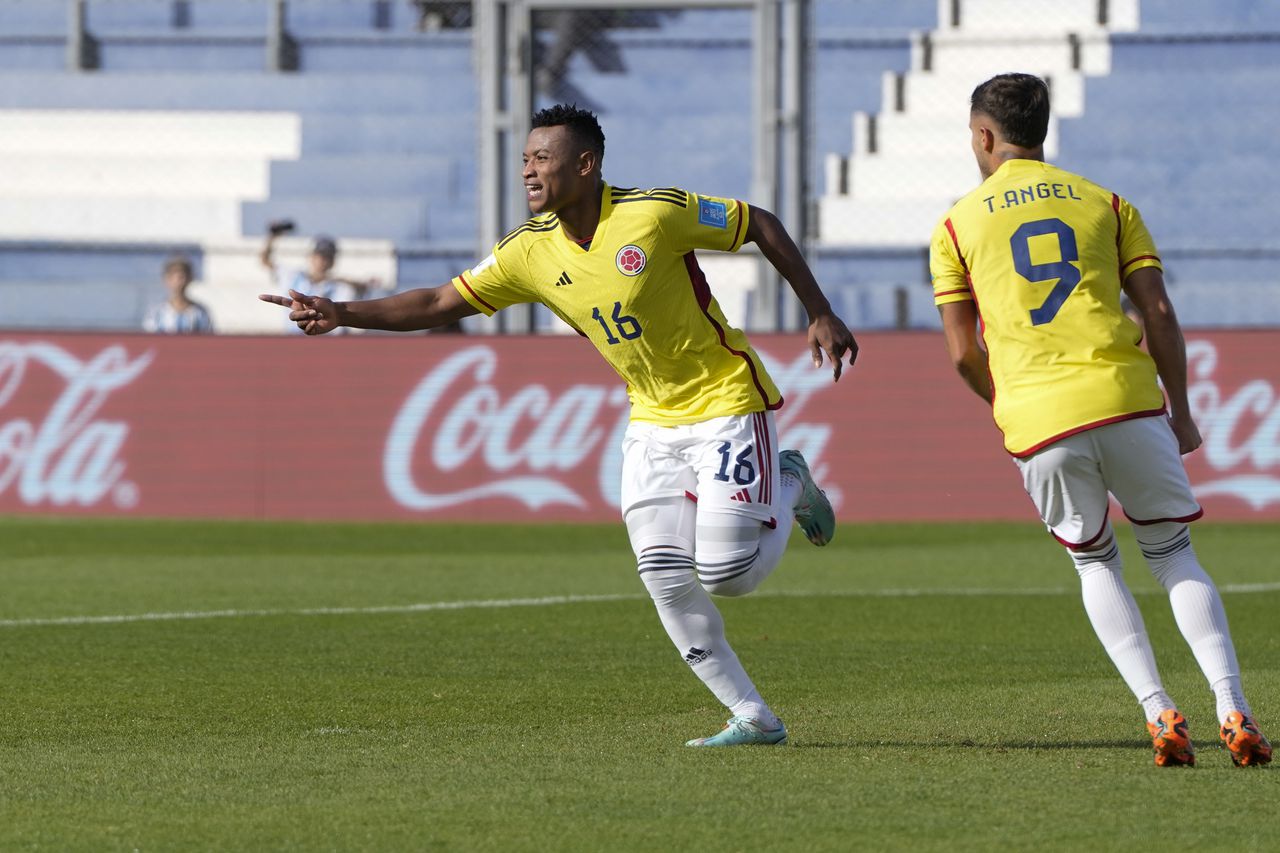 Colombia's Oscar Cortes (16) celebrates scoring his side's opening goal against Slovakia during a FIFA U-20 World Cup round of 16 soccer match at the Bicentenario stadium in San Juan, Argentina, Wednesday, May 31, 2023. (AP Photo/Ricardo Mazalan)