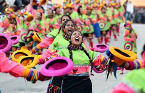 Bailarines danzan durante el desfile de colectivos coreográficos en el Carnaval de Negros y Blancos