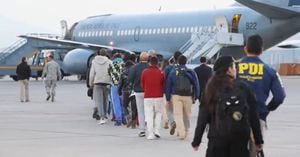 Los latinoamericanos fueron escoltados por la Policía de Investigaciones de Chile mientras subían a la aeronave y llegaban a las capitales de sus países de origen.