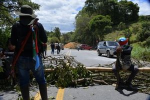 Los indígenas mantienen el bloqueo y algunas empresas de transporte decidieron no despachar vehículos hacia el sur del país. Foto: Raúl Palacios / El País