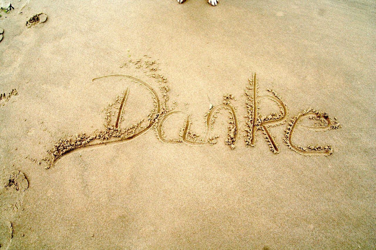 Escribir el nombre de otra persona en la arena tiene un significado profundo y está relacionado con la eternidad.