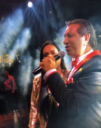 El cantante de música popular Hernán Gómez y su cuñada.