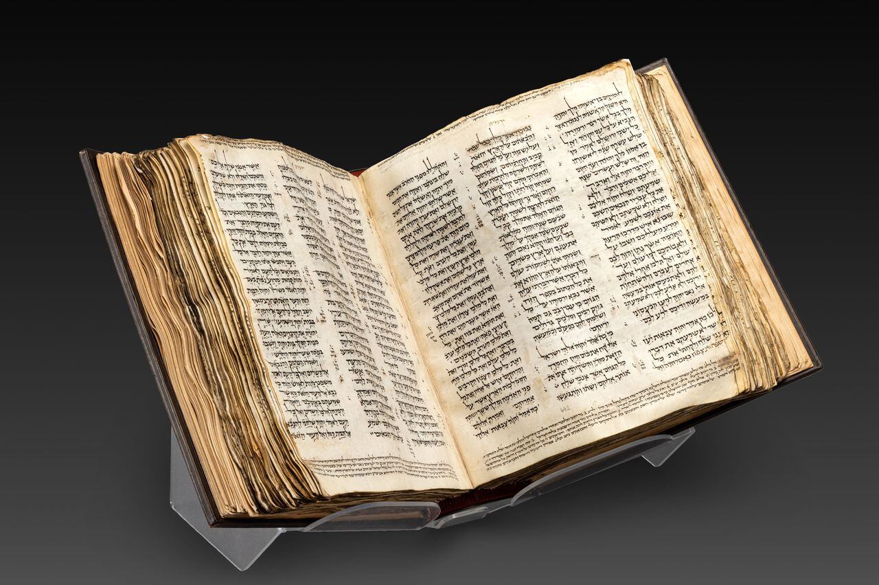 Una Biblia hebrea de más de 1.000 años de antigüedad se vendió este miércoles por una cifra récord de 38,1 millones de dólares en Nueva York