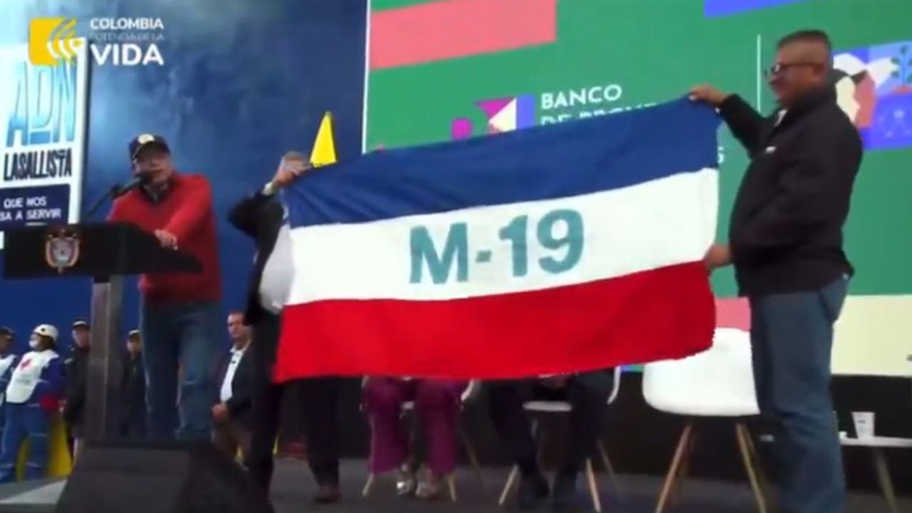 Gustavo Petro y bandera del M-19.