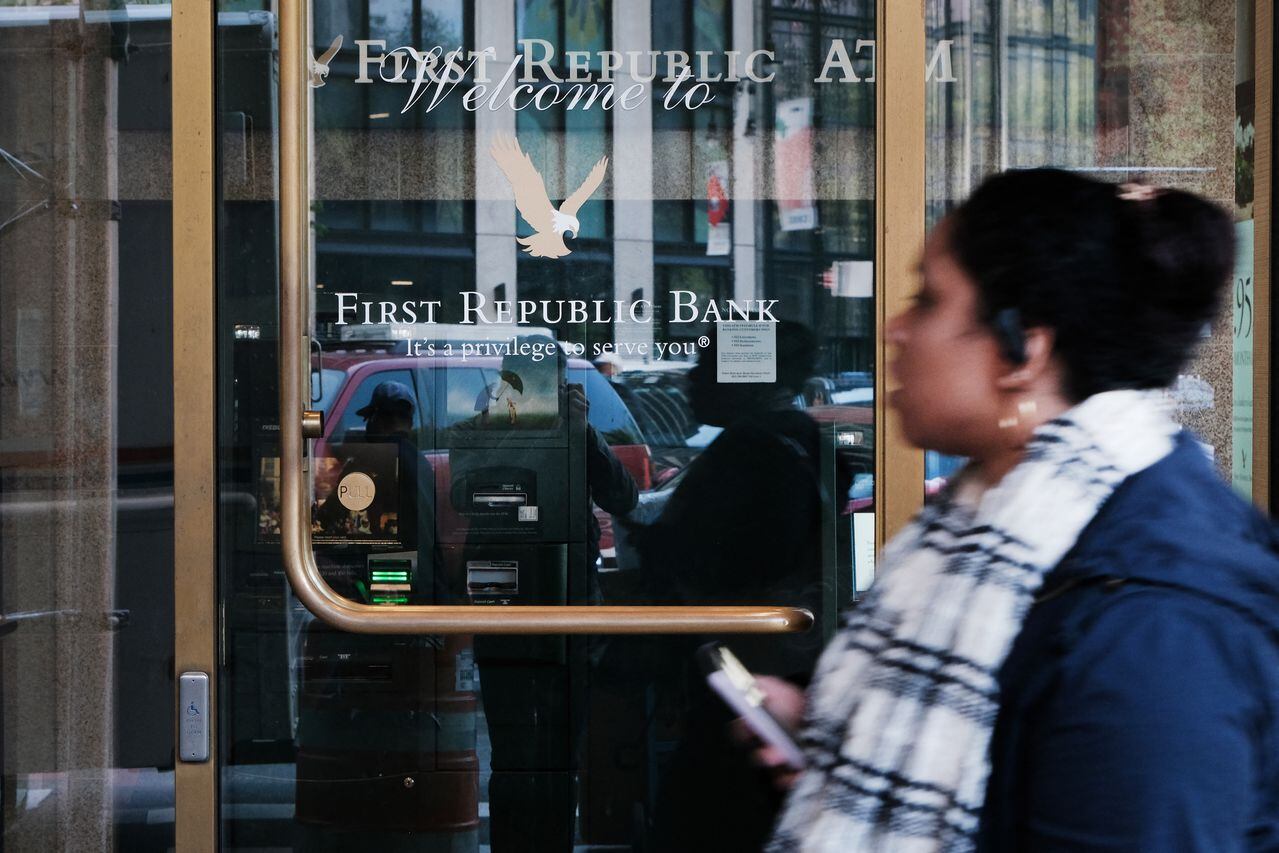 En marzo los usuarios del First Republic Bank en Estados Unidos retiraron el 41% de los depósito, poniendo en aprietos a la entidad.  Foto: AFP