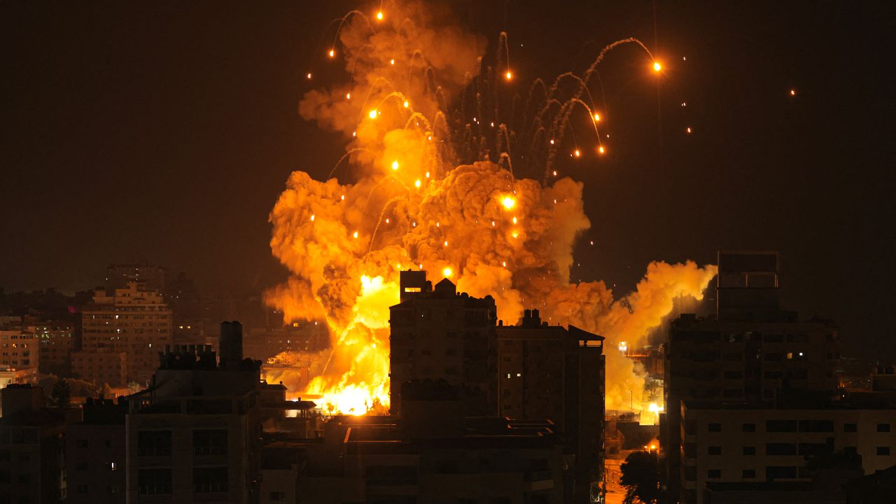 Un misil explota en la ciudad de Gaza durante un ataque aéreo israelí el 8 de octubre de 2023. (Foto de MAHMUD HAMS / AFP)