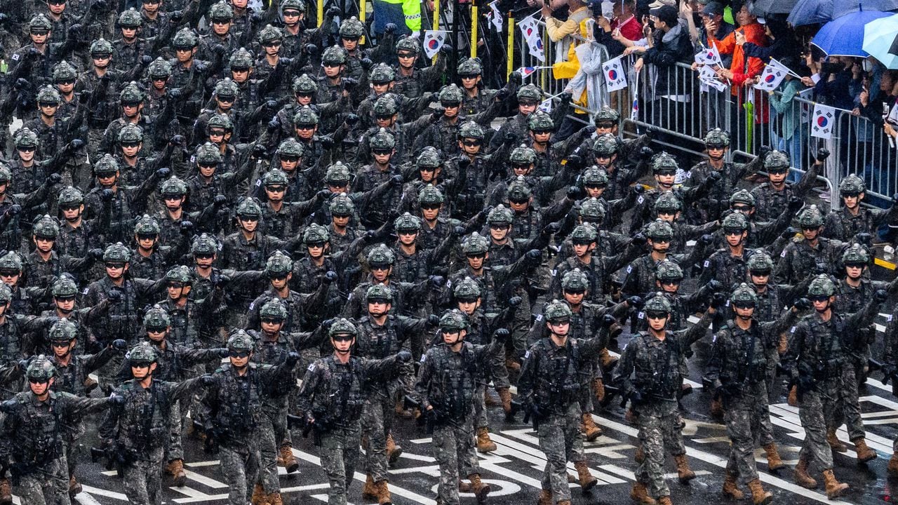 Corea del Sur organizó su primer desfile militar en una década.