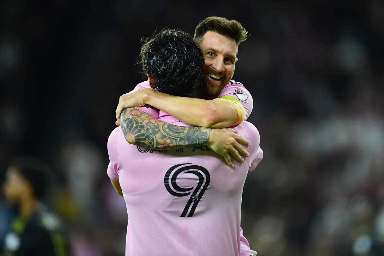 Lionel Messi le dio una asistencia al delantero Leonardo Campana.