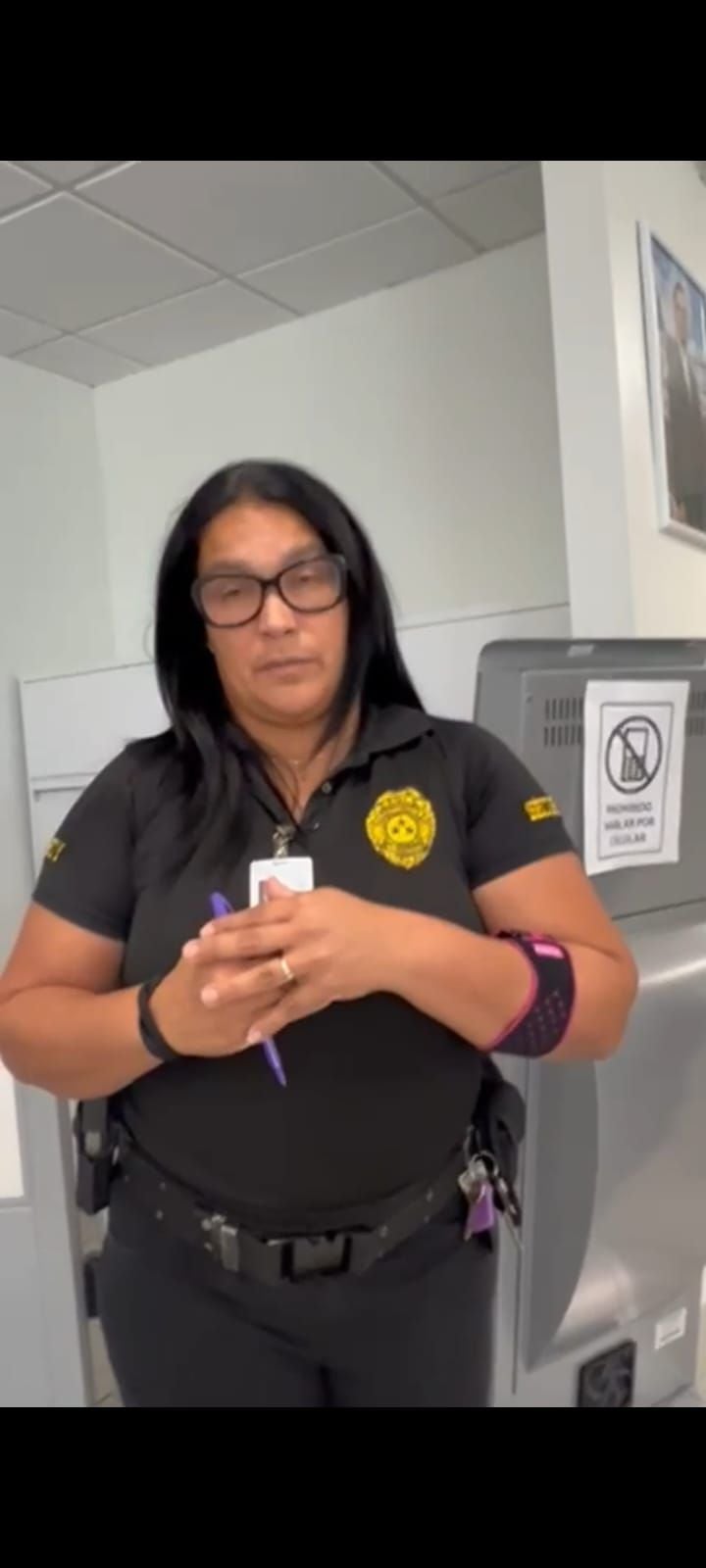 Virginia Olmo, una mujer de origen puertorriqueño, es la vigilante del consulado. Los colombianos se quejan de su mal trato.