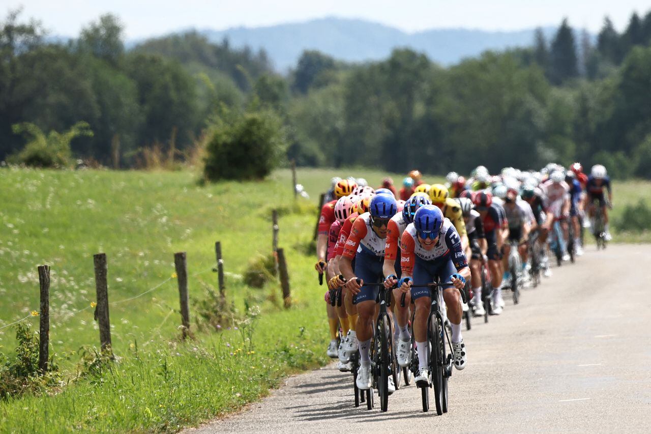 El grupo de ciclistas pedalea durante la 19.ª etapa de la 110.ª edición de la carrera ciclista del Tour de Francia de 173 km entre Moirans-en-Montagne y Poligny, en el departamento de Jura, en el centro-este de Francia, el 21 de julio de 2023. (Foto de Anne-Christine POUJOULAT / AFP)