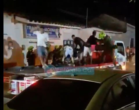 En Cerrito tras un operativo de tránsito, varios sujetos decidieron bajar las motos de la grúa sin importar que policías estuvieran allí.