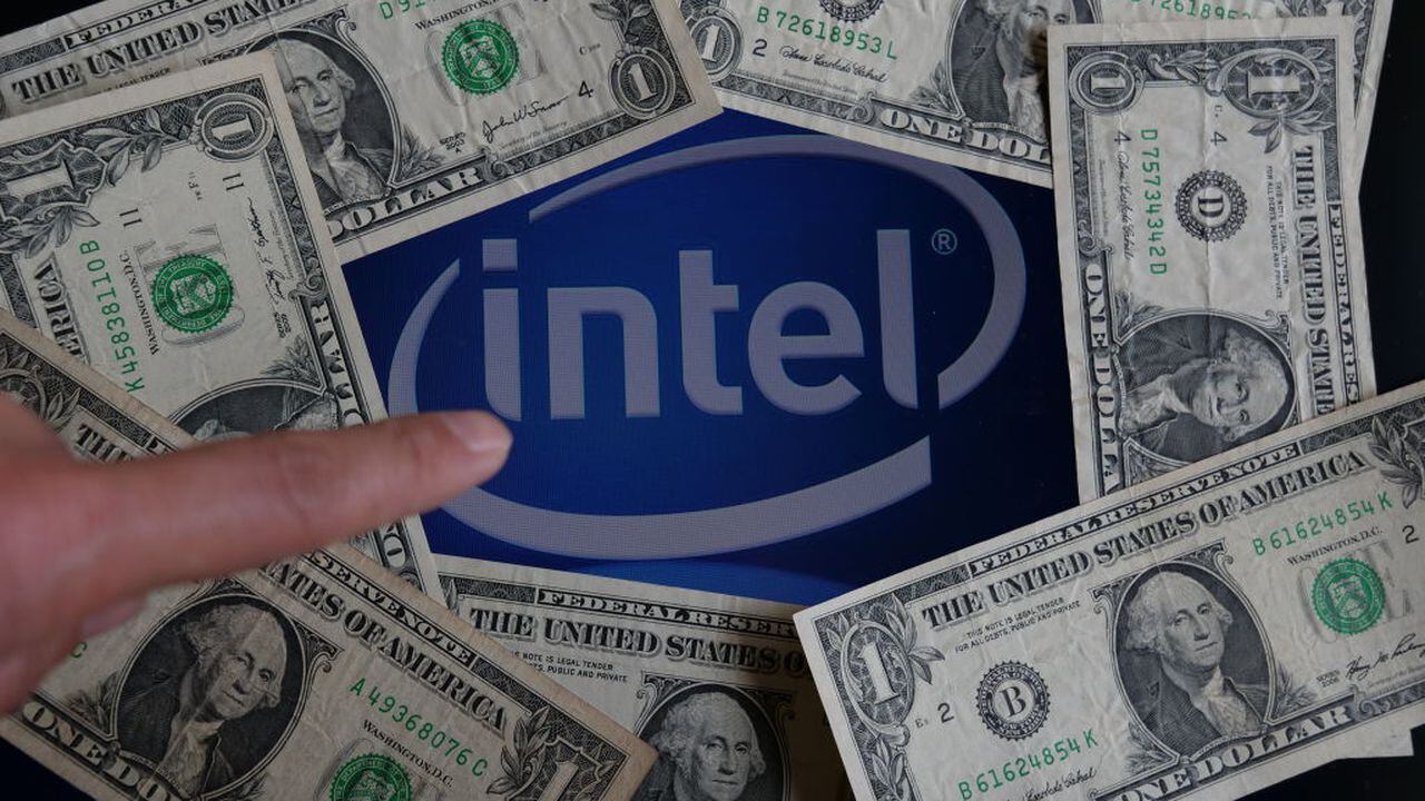 Estados Unidos ha tomado medidas contundentes para contrarrestar la creciente influencia de China en el mercado de microchips, anunciando una inversión millonaria en Intel como parte de su estrategia de competencia global.