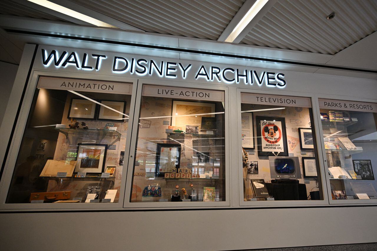 En celebración del próximo centenario de la compañía, oficialmente marcado el 16 de octubre, Disney recientemente permitió echar un vistazo a sus bóvedas, organizando una visita de los medios a su lote de estudio de cine en Burbank, cerca de Los Ángeles.