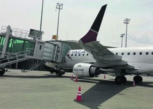 Infraestructura. El avión embraer 190 de la compañía Taca Airlines, procedente del Perú, estrenó las instalaciones del muelle internacional del aeropuerto de Cali.