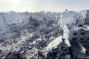 Esta imagen tomada de un vídeo de AFPTV muestra a palestinos comprobando la destrucción tras un ataque israelí contra el campo de refugiados de Jabalia en la Franja de Gaza, el 1 de noviembre de 2023, en medio de batallas en curso entre Israel y el movimiento palestino Hamas.   (Foto de AFP)