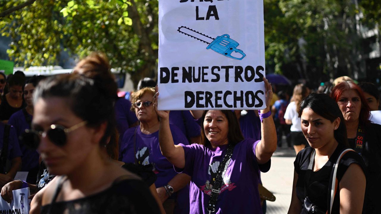 Miles de argentinas marcharon este viernes en Buenos Aires en el Día Internacional de la Mujer.