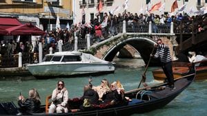 Protestas contra la introducción de la tarifa turística y de registro para visitar la ciudad de Venecia para excursionistas introducida por el municipio de Venecia en una medida para preservar la ciudad lagunar a menudo repleta de turistas en Venecia, Italia, el 25 de abril de 2024.