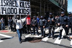 Oficiales de policía se encuentran frente a la entrada de la Universidad de Columbia, ocupada por manifestantes pro palestinos en Nueva York el 22 de abril de 2024.
