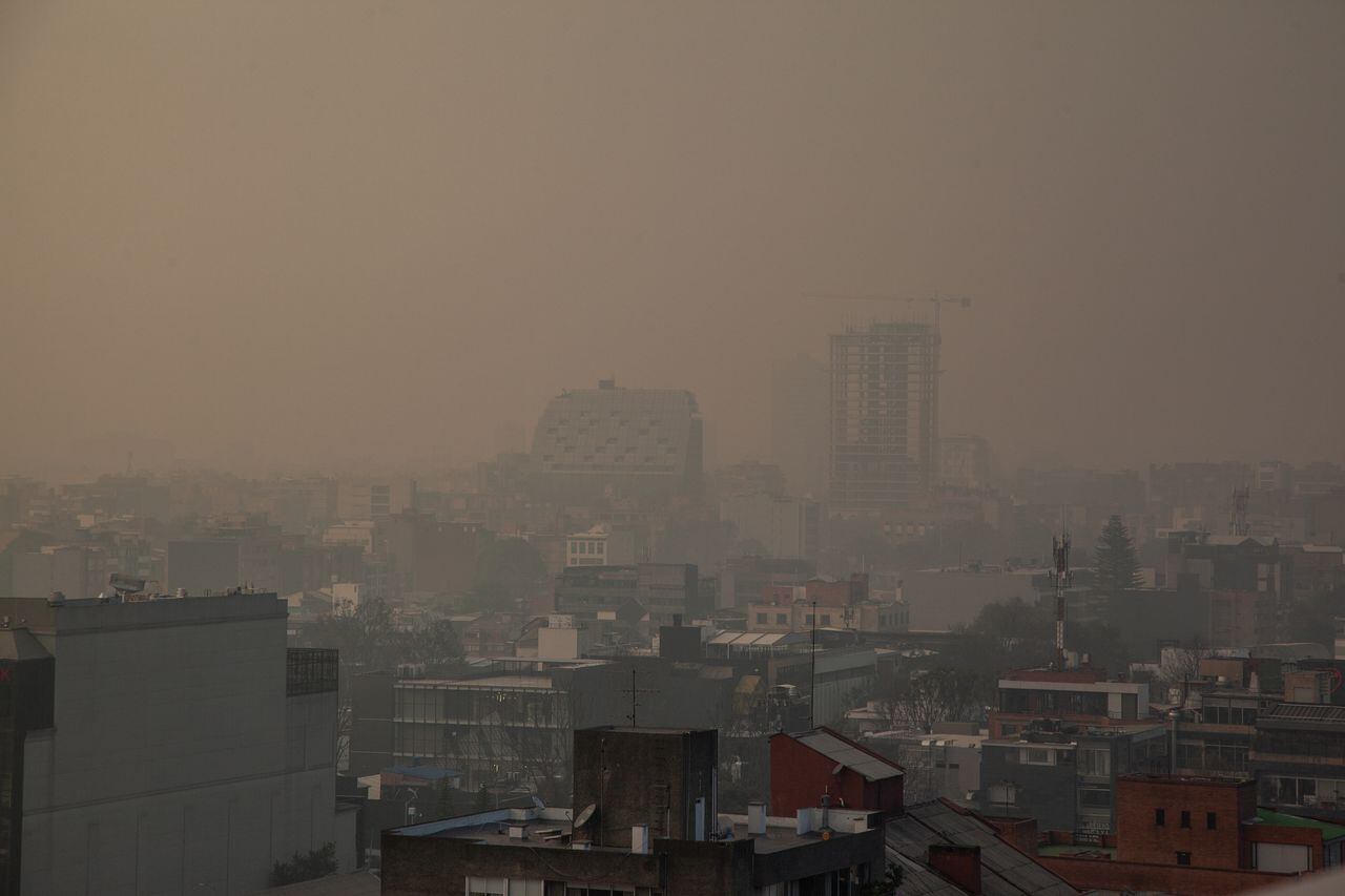 Nube de humo en la ciudad de Bogotá