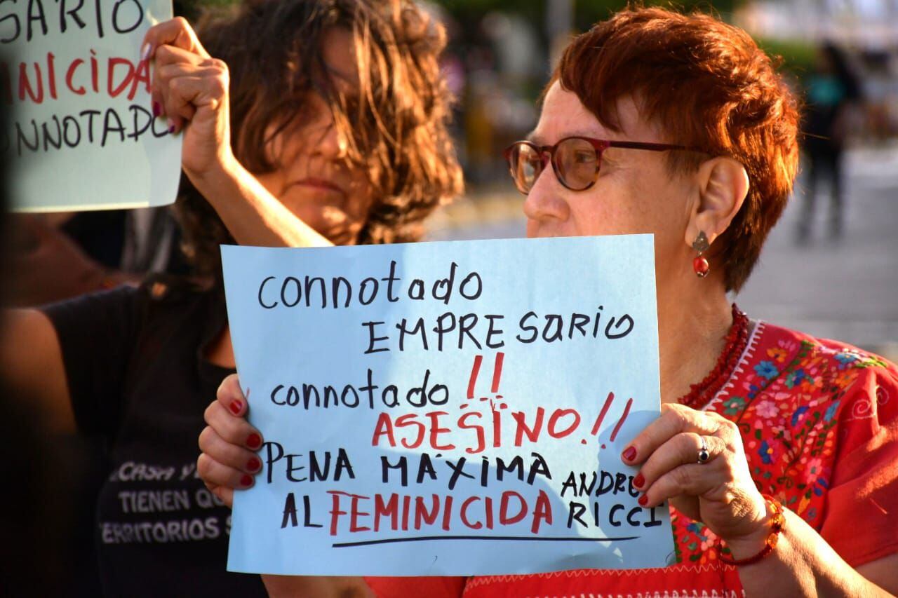 En el plantón, varias mujeres llevaron pancartas rechazando el feminicidio de Luz Mery Tristán y pidiendo la máxima condena de su presunto homicida, Andres Ricci.