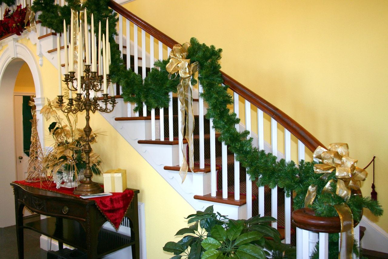 El uso de guirnaldas también es otra gran opción para llenar de magia las escaleras en la época de Navidad.