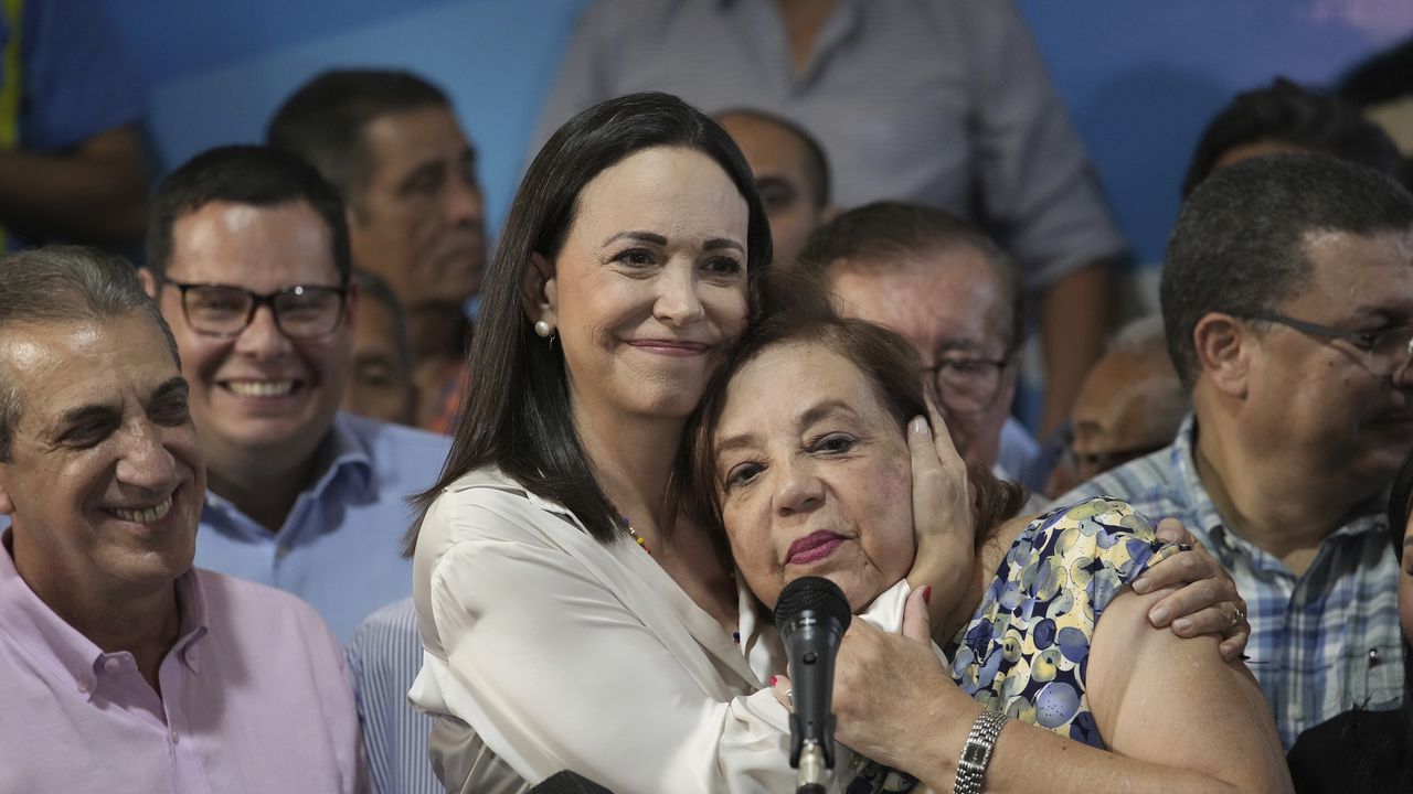 La líder de la oposición María Corina Machado abraza a Corina Yoris durante una conferencia de prensa en Caracas, Venezuela,
