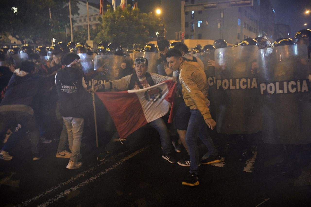 Opositores al gobierno de la presidenta peruana Dina Boluarte chocan con la policía durante una manifestación nacional contra Boluarte en Lima, el 19 de julio de 2023