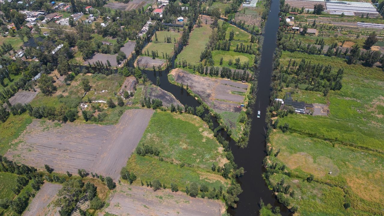 na vista aérea del área de Chinampas de Xochimilco, en la Ciudad de México, México el 12 de mayo de 2023. Las chinampas (granjas flotantes) son islas construidas por humanos separadas por canales, desarrolladas desde tiempos prehispánicos para producir vegetales
