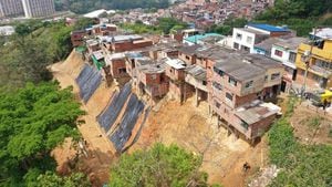 Declaran la calamidad pública en un barrio de Bucaramanga por el colapso de dos viviendas y 15 más en riesgo de caer.