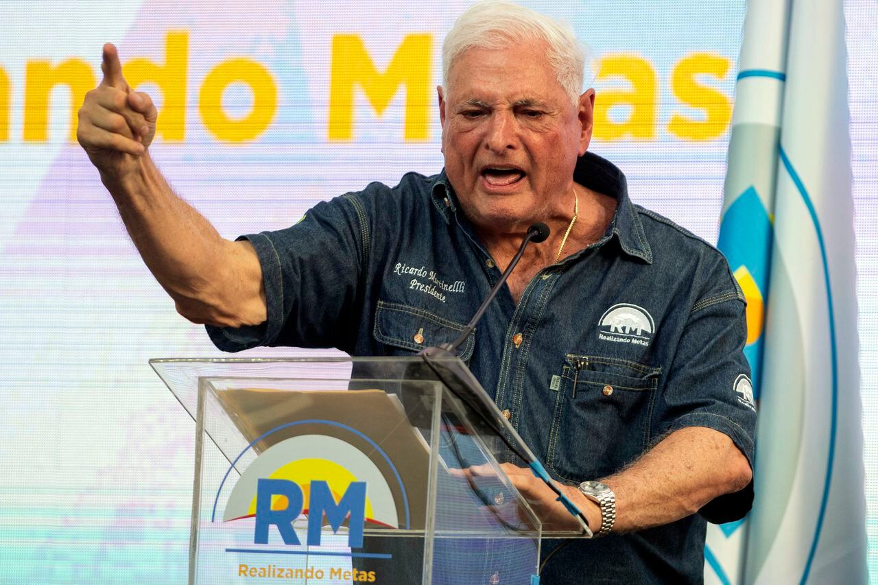 El expresidente de Panamá, Ricardo Martinelli, habla con sus partidarios durante un mitin de campaña, en la ciudad de Panamá, el sábado 3 de febrero de 2024.
