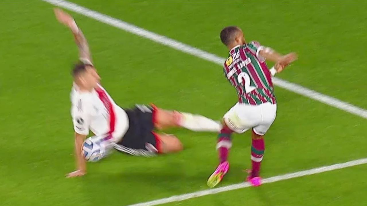 Fluminense pidió penal por mano de un defensor de River en el partido por Copa Libertadores.