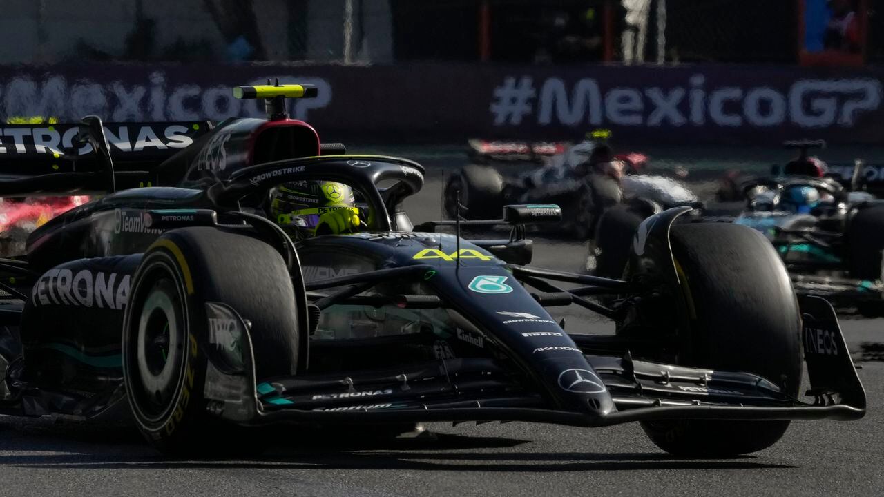 Lewis Hamilton, de Gran Bretaña, conduce su Mercedes durante la carrera de autos del Gran Premio de México de Fórmula Uno en el autódromo Hermanos Rodríguez en la Ciudad de México, el domingo 29 de octubre de 2023. (Foto AP/Fernando Llano)