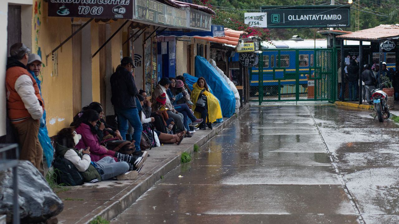 Los turistas esperan la reapertura del tren a la ciudadela Inca de Machu Picchu en Ollantaytambo, Perú, el 26 de enero de 2024.