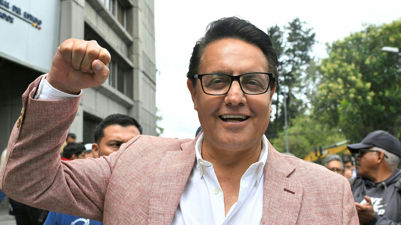 El ex asambleísta y ahora candidato presidencial, Fernando Villavicencio, hace gestos frente a la Oficina del Fiscal General en Quito el 8 de agosto de 2023.