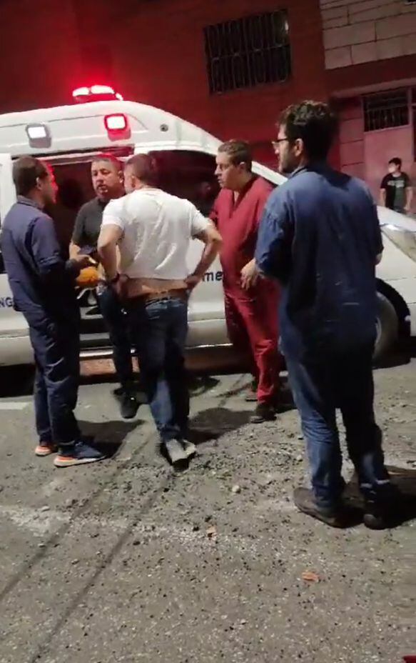 En uno de los videos se ve a varios sujetos conversando luego del accidente, entre los cuales se encontraría quien conducía la camioneta.